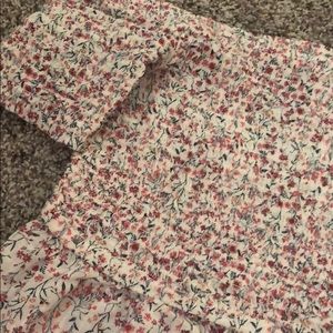 🍾 super cute off the shoulder floral top